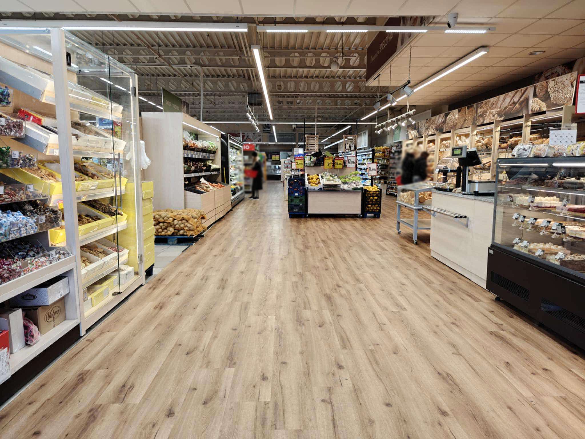 Panele LVT w sklepie - realizacja Coniveo